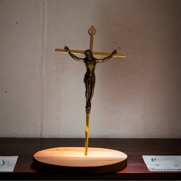 Crucifix Brass Wall Hanging/ Vintage Crucifix/ Metal Mid Century Crucifix. - Picture 3 of 6